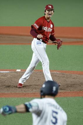 ６回、西武・外崎を空振り三振に打ち取り、雄たけびを上げる楽天・荘司＝ベルーナドーム