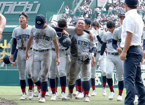 中越－関東第一　初戦で敗退した中越の選手たち＝甲子園（写真は写真映像部・大橋奎介）