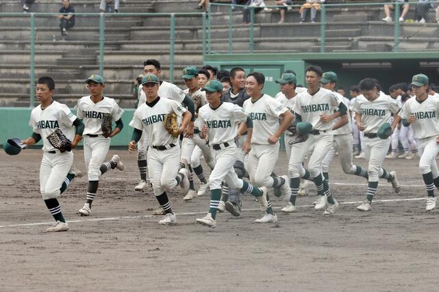 小千谷－新発田農　小千谷を７－０で下し、応援席へ駆け出す新発田農の選手たち＝新発田市五十公野運動公園野球場