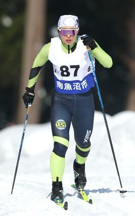 女子少年５キロクラシカル　優勝した丸山萠衣（十日町総合高）が３キロ付近の坂を上る＝南魚沼市