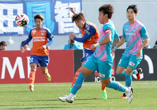 鳥栖－新潟　前半、ＦＷ谷口海斗が同点ゴールを決める＝駅スタ