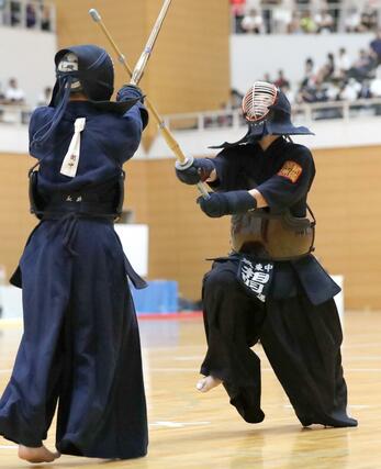 男子団体準々決勝で競り合う城東の大将相羽蓮太朗（右）＝新潟市東総合スポーツセンター