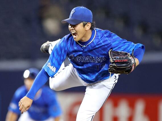 ７回に登板し、三者凡退に抑えたＤｅＮＡの５番手山﨑康晃＝６月１８日、エコスタ