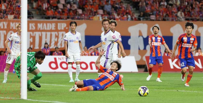 後半、新加入のＤＦ植村洋斗（５０）がゴールに飛び込むも合わず＝７月２０日、デンカビッグスワン