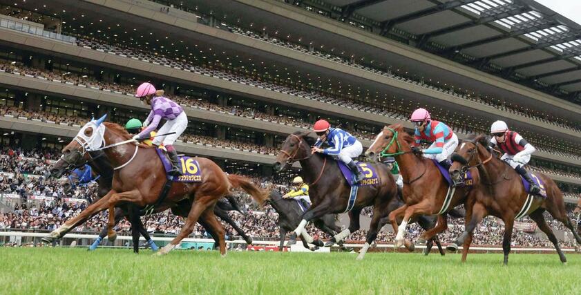 第８７回オークスを制した今村聖奈騎乗のジュウリョクピエロ（左端）＝東京競馬場