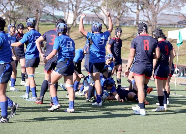 開志国際－北越　後半１２分、北越の佐々木信がトライし１７－１９＝新発田市