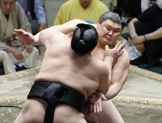 琴桜（右）を攻める大の里。寄り切りで破り、横綱昇進を確実にする優勝を決めた＝両国国技館