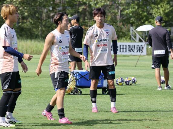 J1第32節G大阪戦に向け、練習するJ1アルビレックス新潟の選手達=26日、聖籠町