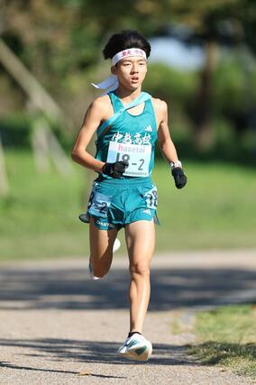 着実にリードを広げる中越の２区波形泰良＝新潟市中央区