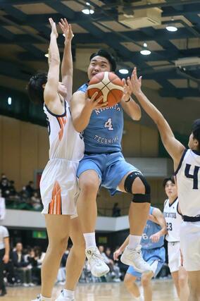 男子決勝リーグ　北越－新潟工　第４クオーター、新潟工の佐藤大翔がゴール下で粘る＝新潟市体育館