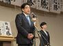 支援者におわびする塚田一郎さん＝１０月２７日午後８時半すぎ、新潟市中央区