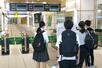 運休を知らせる掲示板を確認する通勤通学客ら=9月20日、JR新潟駅