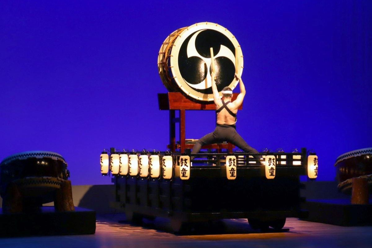 世界遺産の佐渡で「新潟県文化祭2025」が開幕、鬼太鼓や民謡が観客を