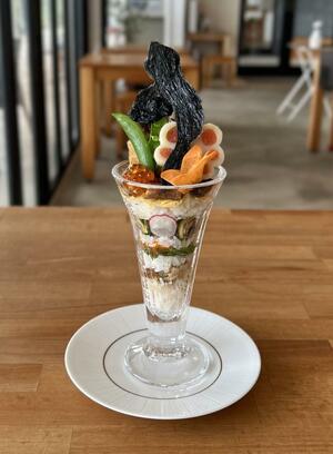 華やかに盛り付けられた「うなぎパフェ」。のっているのはウナギを模した竹炭せんべい