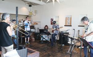 音楽で町おこしをしようと、レストランで毎月開催しているライブ=出雲崎町井鼻