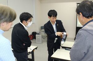 セミナーで行われた、キャッシュレス決済端末の操作説明=佐渡市中原