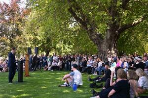 ニュージーランド地震から15年となり開かれた追悼式=22日、クライストチャーチ(共同)