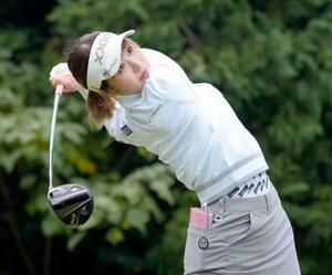 第1日、11番でティーショットを放つ都玲華。6アンダーで首位=武蔵丘コース