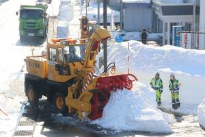 作業に当たるロータリー除雪車＝南魚沼市六日町