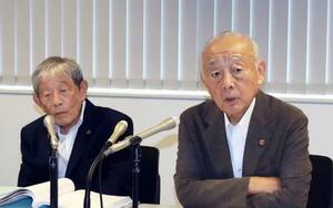 3者協議後に記者会見する弁護団共同代表の徳田靖之弁護士(右)ら=30日午後、福岡市