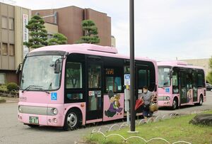 聖籠町役場前に発着する聖籠エコミニバス=8月28日、同町諏訪山