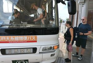大糸線臨時バスに乗り込む外国人客ら=6月末、糸魚川駅アルプス口