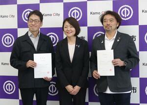 加茂市未来共創フェローに就任した陳内裕樹さん(左)と小出泰久さん(右)=加茂市役所