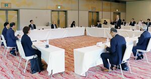 花角英世知事と県央地域の首長らが地域課題を話し合った懇談会=5月21日、田上町