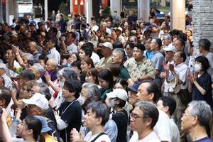 選挙戦最終日、候補者の最後の訴えを聞く有権者=19日午後7時半ごろ、新潟市中央区