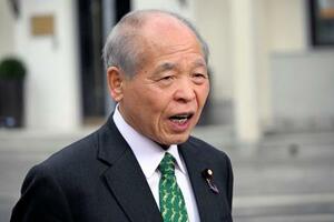 5日、モスクワで記者団の質問に答える自民党の鈴木宗男参院議員(共同)