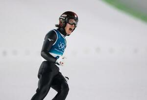 　男子個人ラージヒル　１回目の着地を決め、ほえる二階堂蓮＝プレダッツォ（共同）