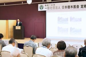 佐渡市の大クワの保護について報告した今泉孝文さん=新潟市中央区のANAクラウンプラザホテル新潟
