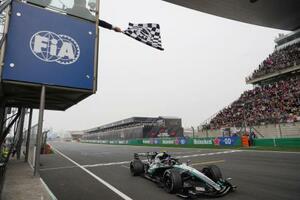 　Ｆ１中国ＧＰ、チェッカーフラッグを受けるメルセデスのキミ・アントネッリ＝１５日、上海（ロイター＝共同）