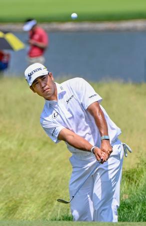 第1ラウンド、2番でショットを放つ松山英樹=TPCリバーハイランズ(共同)