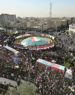 イスラエルによる攻撃で死亡したイラン革命防衛隊の幹部らの国葬=28日、テヘラン(共同)