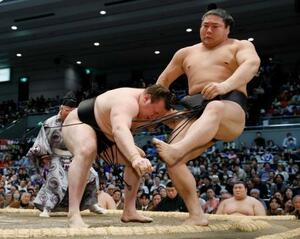 　安青錦（左）が寄り切りで若元春を破る＝エディオンアリーナ大阪