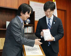 ゆうだい２１の特徴などを鈴木憲和農相（右）に紹介したうおぬま小岩農園の小岩孝徳さん＝２０２５年１２月、農林水産省（写真映像部・立川悠平撮影）