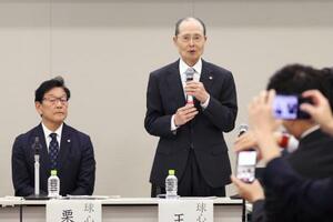 「野球の未来を考える議員連盟」の臨時総会に参加したプロ野球ソフトバンクの王貞治球団会長(右)と日本ハムの栗山英樹CBO=17日、東京・永田町