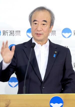 定例会見に臨む花角英世知事=25日、新潟県庁