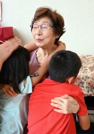 　児童養護施設「野の花の家」で子どもに囲まれる理事長の花崎みさを＝２０２４年９月、千葉県木更津市