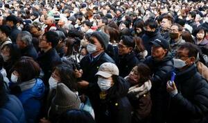 　街頭演説を聞く人たち＝２９日午後、兵庫県内