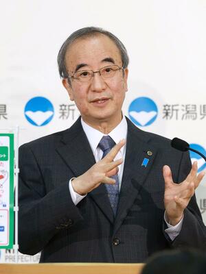 記者会見に臨む花角英世知事＝２４日、新潟県庁