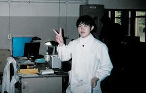 　学生時代に、研究室で白衣を着る吉崎由美子准教授＝２００１年撮影（本人提供）