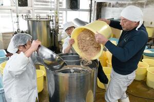 地元産の米や大豆を使ったみそを仕込む川谷もより農産加工所のメンバーら=上越市吉川区川谷