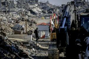 　１日、パレスチナ自治区ガザの難民キャンプで続くイスラエル人人質の遺体の捜索活動（ゲッティ＝共同）