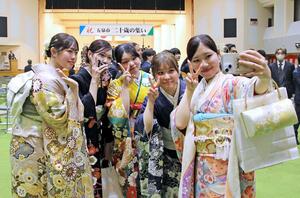 晴れ着姿で記念撮影をする「二十歳の集い」の出席者＝五泉市村松乙