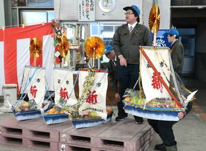 縁起物の宝船が競りにかけられた初競り=5日、上越市藤巻の新印上越青果