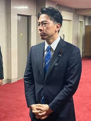 記者団の取材に応じる小泉農相=1日午前、農水省