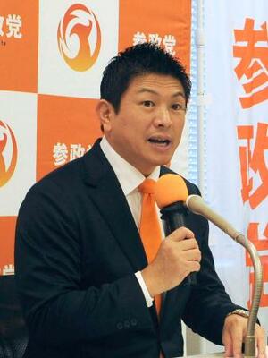 記者会見する参政党の神谷代表=18日午後、国会