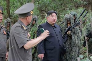 朝鮮人民軍総参謀部の特殊作戦訓練基地を視察する北朝鮮の金正恩朝鮮労働党総書記(手前右)=27日(朝鮮中央通信=共同)